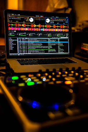 DJ